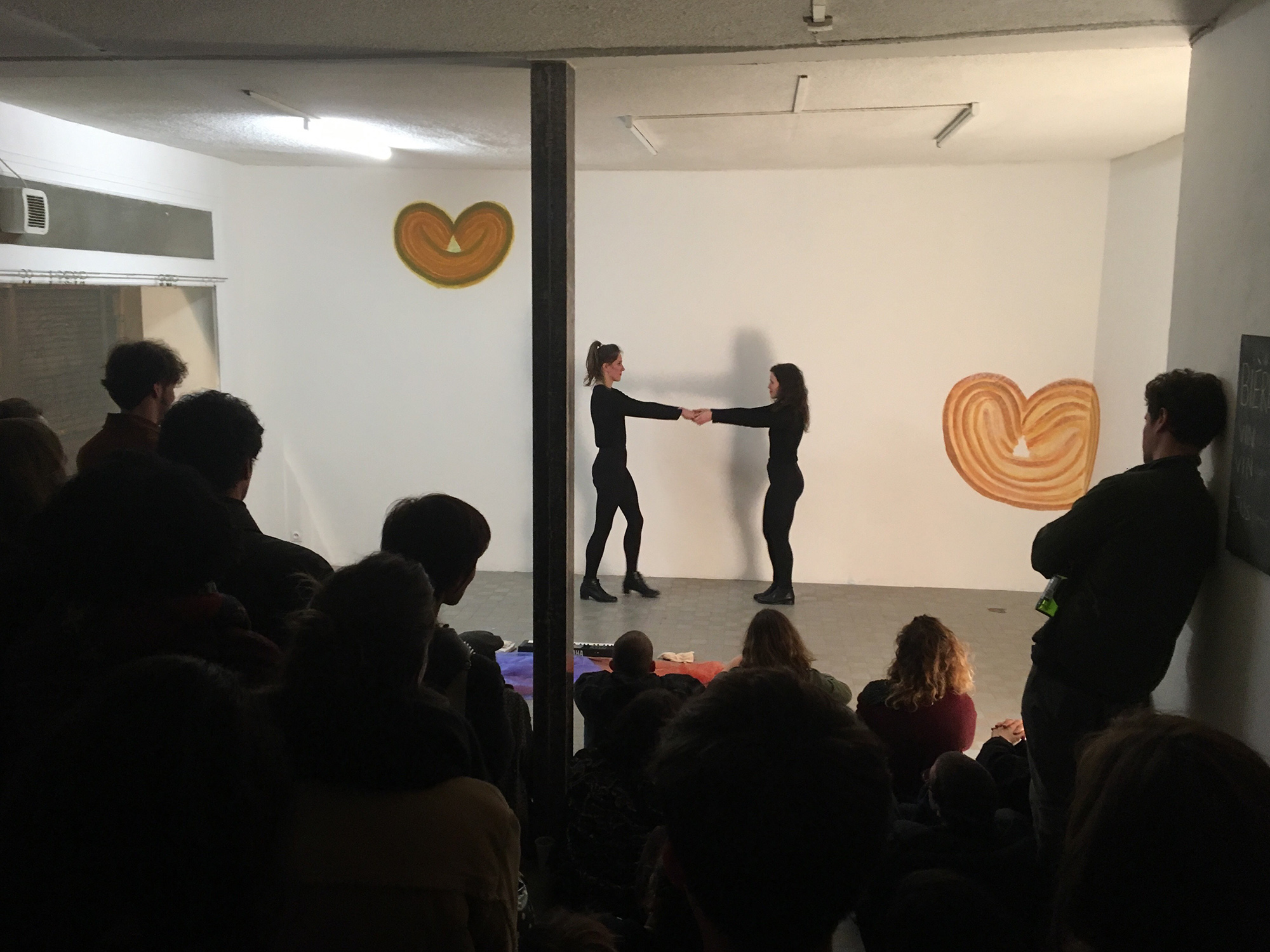 deux personnes dansent devant le mr avec des deux palmito en peinture.